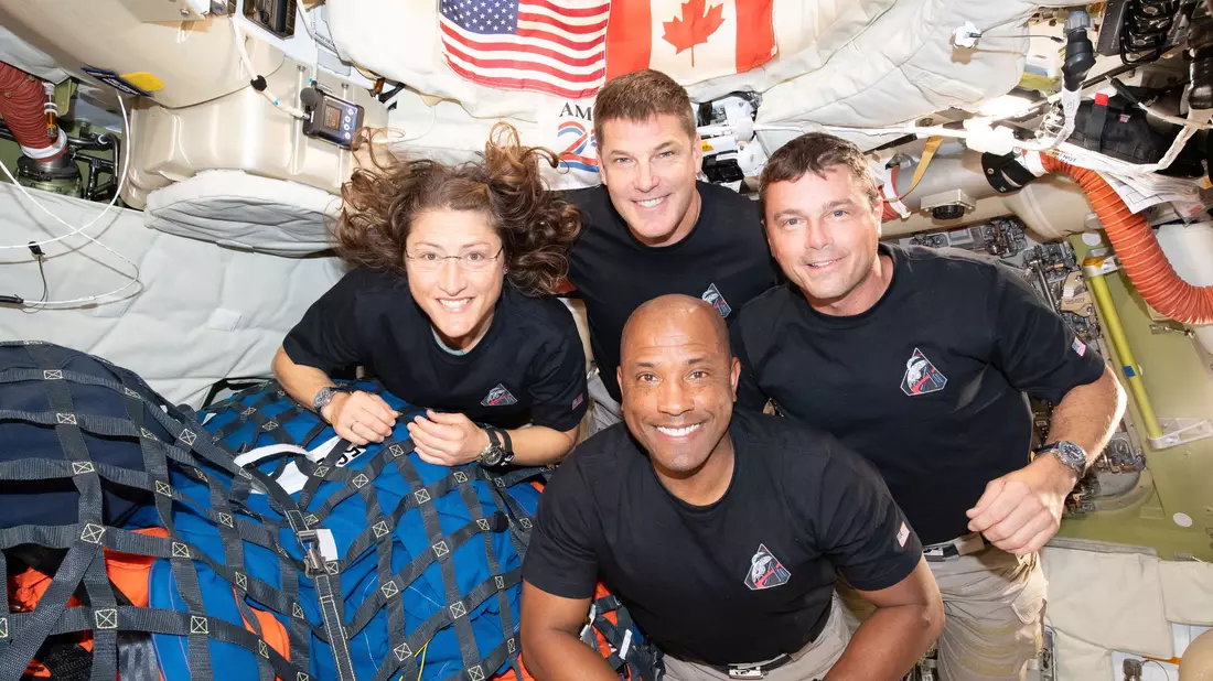 Die «Artemis II»-Crew: Christina Koch (links), Jeremy Hansen (oben), Reid Wiseman (rechts) und Victor Glover in der «Orion»-Kapsel. (Archivbild von der Nasa zur Verfügung gestellt) - Bild: Uncredited/NASA/AP/dpa