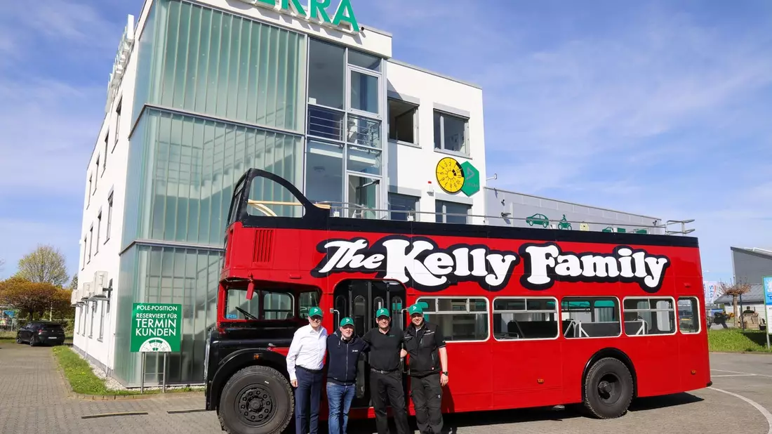 Musikgeschichte auf Rädern - mit Sicherheit! DEKRA begleitet Wiederaufbau des legendären Kelly-Family-Doppeldeckers - Bild: presseportal.de