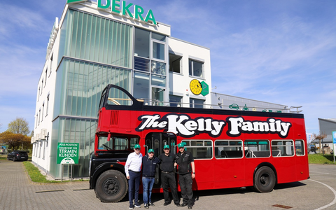 Musikgeschichte auf Rädern - mit Sicherheit! DEKRA begleitet Wiederaufbau des legendären Kelly-Family-Doppeldeckers - Foto: presseportal.de
