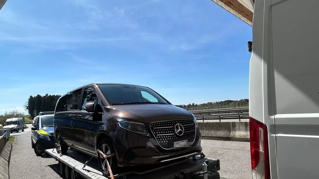 HZA-UL: Leichenwagen aus der Schweiz nachverzollt - Bild: presseportal.de
