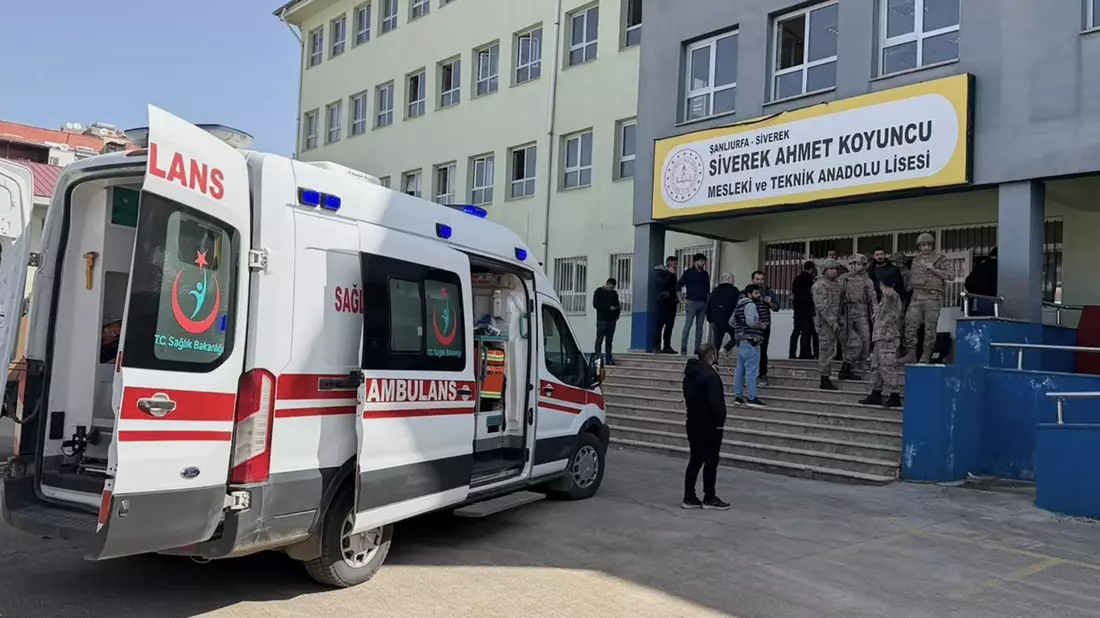 In der türkischen Stadt Sanliurfa an einem Gymnasium waren Schüsse zu hören.  - Bild: Mevlut Bayraktar/IHA/AP/dpa