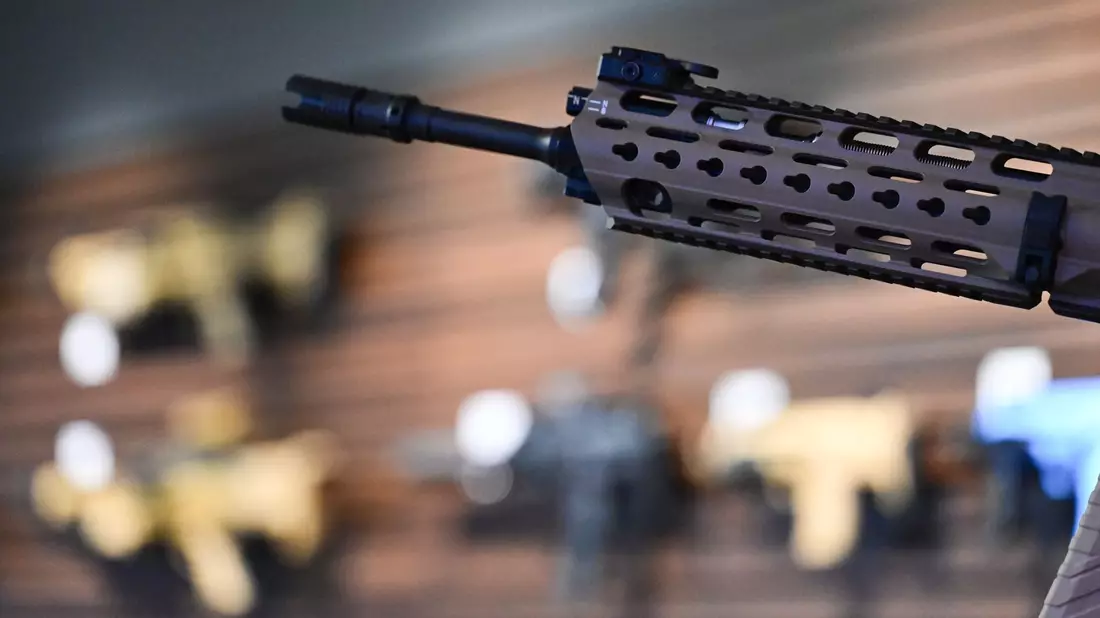 Ein Gewehr von Heckler & Koch in einem Ausstellungsraum der Firma in Oberndorf. - Bild: Bernd Weißbrod/dpa