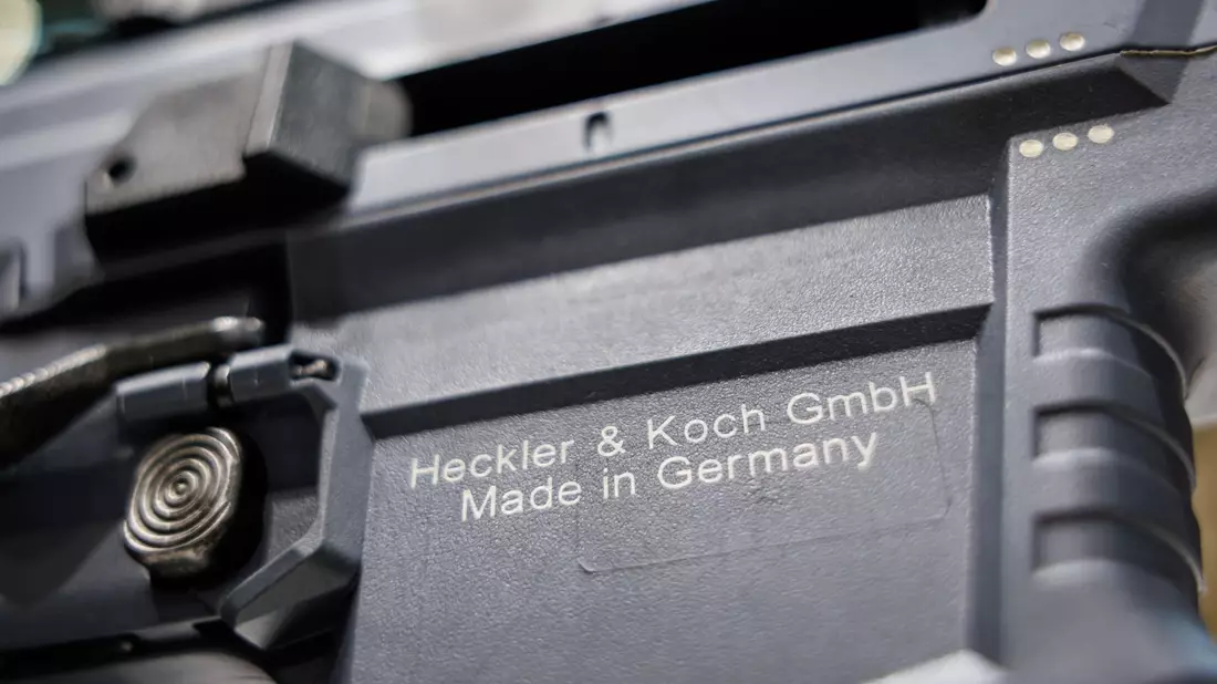 Heckler & Koch setzt bei der Produktion komplett auf sein Stammwerk im Norden des Schwarzwalds. - Bild: Daniel Karmann/dpa