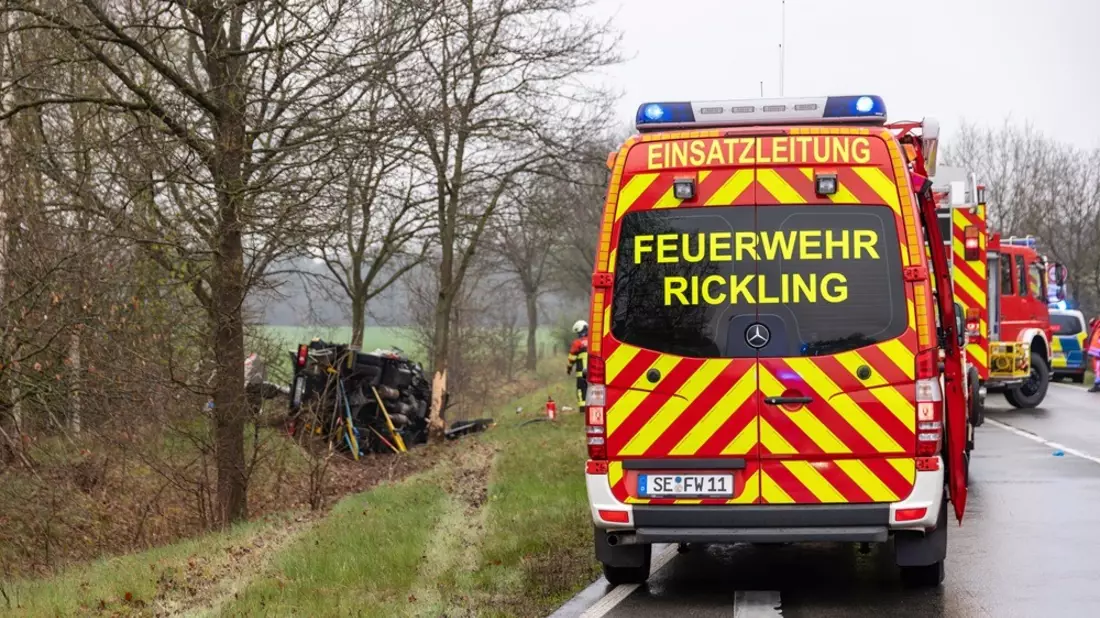 FW-SE: LKW-Arbeitsbühne verunfallt auf der Bundesstraße 205 - Bild: presseportal.de