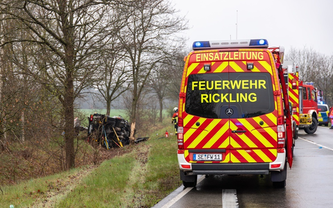 FW-SE: LKW-Arbeitsbühne verunfallt auf der Bundesstraße 205 - Foto: presseportal.de