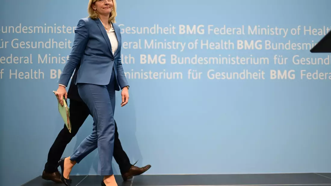 Gesundheitsministerin Nina Warken macht sich auf den Weg zu Reformen der Krankenversicherung. - Bild: Sebastian Gollnow/dpa