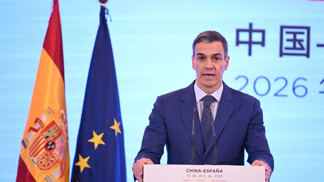 Sánchez wies in China die Kritik an der Maßnahme zurück. - Bild: Johannes Neudecker/dpa
