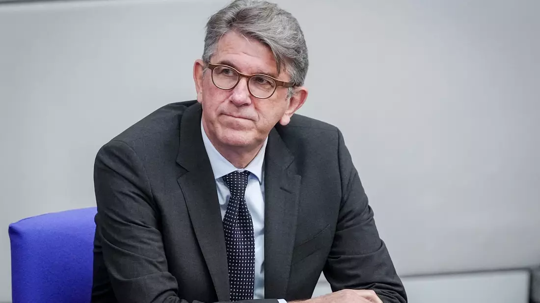 Kulturstaatsminister Weimer wird immer wieder aus der Kulturszene kritisiert. (Archivbild) - Bild: Kay Nietfeld/dpa