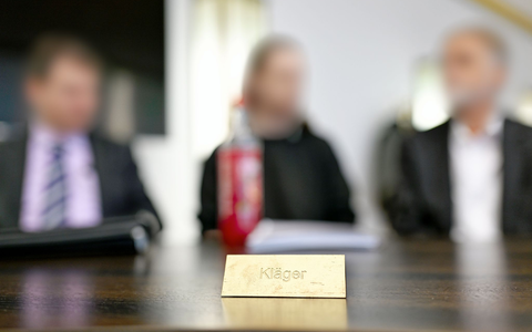 Die Kläger monieren «Einheitsbrei» in der Berichterstattung. - Foto: Uwe Anspach/dpa