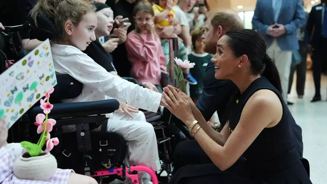 Meghan und Harry besuchten Patienten einer Kinderklinik und deren Angehörige. - Bild: Jonathan Brady/PA Wire Pool/dpa