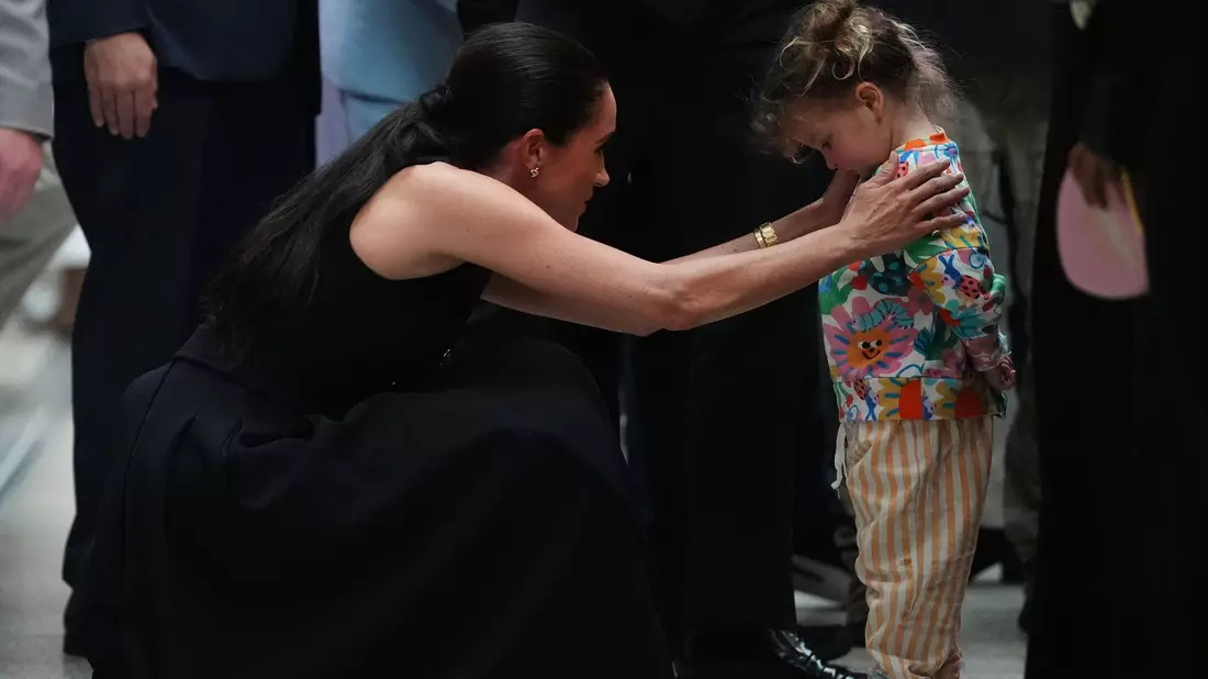 Herzogin Meghan und Prinz Harry teilten in einer Kinderklinik in Australien Umarmungen aus.  - Bild: Jonathan Brady/PA Wire Pool/dpa