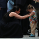 Herzogin Meghan und Prinz Harry teilten in einer Kinderklinik in Australien Umarmungen aus.  - Foto: Jonathan Brady/PA Wire Pool/dpa