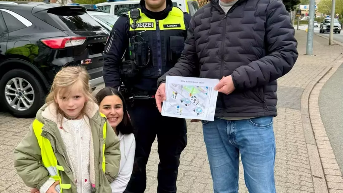 POL-HI: Präventionsaktion zum Abschluss der Verkehrssicherheitswoche - Kinder überreichen Bilder an Verkehrsteilnehmer - Bild: presseportal.de