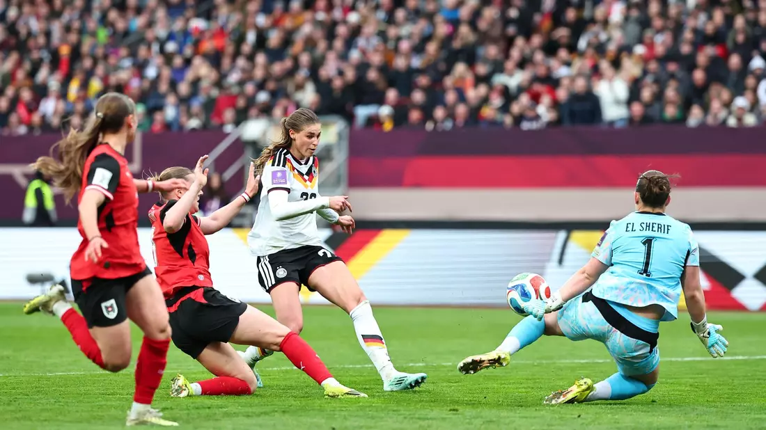 Deutliches Chancenplus für das DFB-Team mit Jule Brand. - Bild: Daniel Karmann/dpa