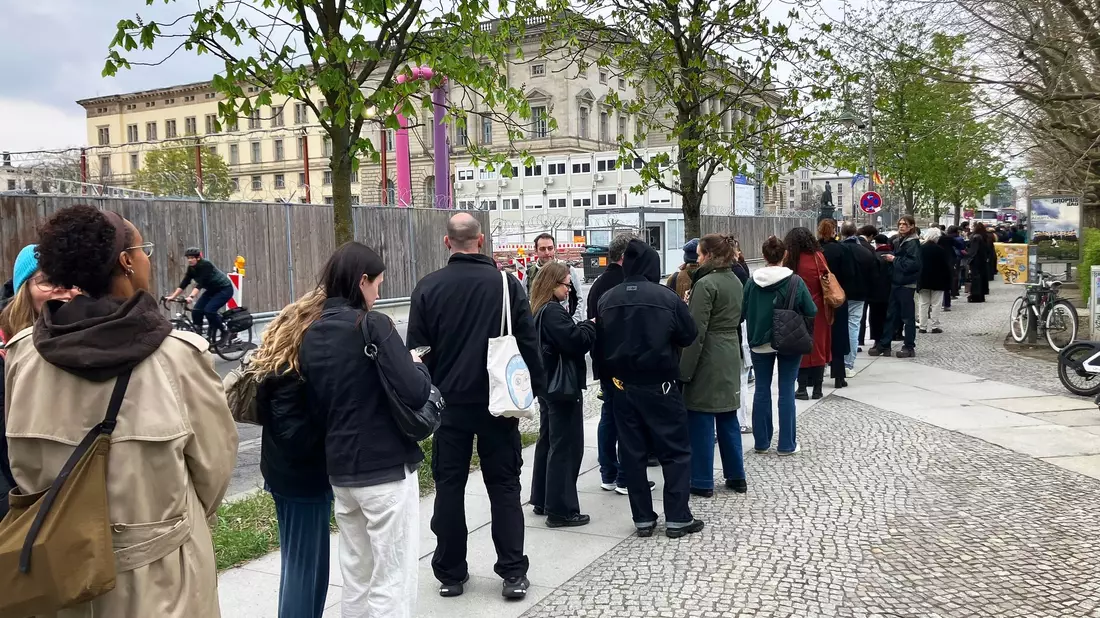 Besucher stehen Schlange vor der Ausstellung. - Bild: Andreas Heimann/dpa