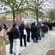Besucher stehen Schlange vor der Ausstellung. - Foto: Andreas Heimann/dpa