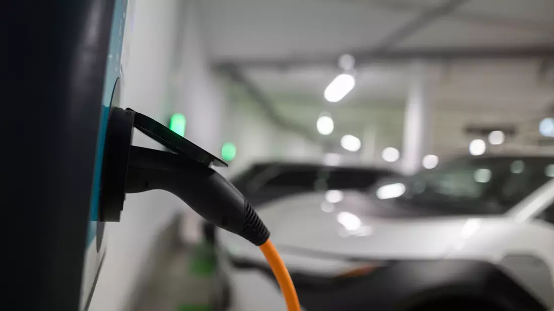Die Bundesregierung bringt ein neues Förderprogramm für das Laden von E-Autos in Mehrfamilienhäusern an den Start - Bild: Sebastian Gollnow/dpa