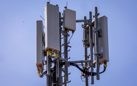Einer von Zehntausenden Mobilfunk-Antennenstandorten in Deutschland. (Archivbild) - Foto: Jens Büttner/dpa