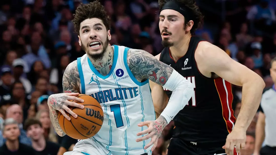 Beim NBA-Play-in-Spiel zwischen Charlotte Hornets - Miami Heat sorgte ein Bildaussetzer für Ärger. - Bild: Nell Redmond/AP/dpa