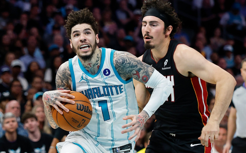 Beim NBA-Play-in-Spiel zwischen Charlotte Hornets - Miami Heat sorgte ein Bildaussetzer für Ärger. - Foto: Nell Redmond/AP/dpa Beim NBA-Play-in-Spiel zwischen Charlotte Hornets - Miami Heat sorgte ein Bildaussetzer für Ärger. - Foto: Nell Redmond/AP/dpa