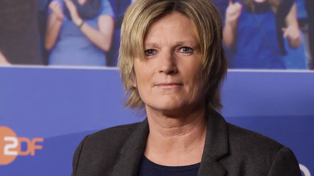 Kommentiert regelmäßig Fußballspiele im ZDF: Claudia Neumann. (Archivbild) - Bild: Rainer Jensen/dpa