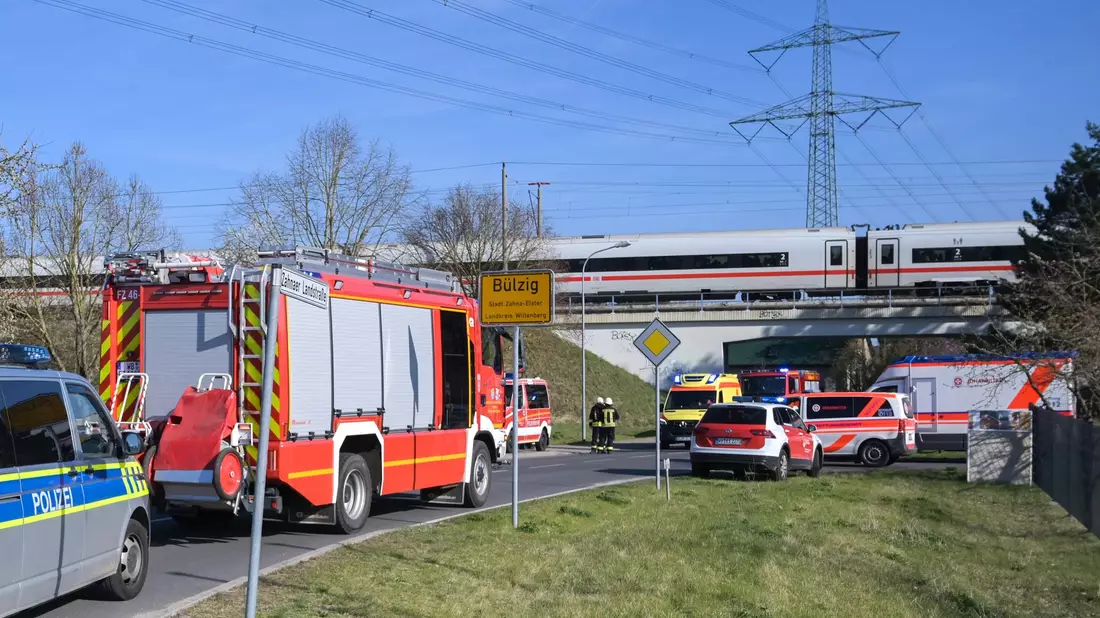 Es mussten Verletzte versorgt werden.  - Bild: Heiko Rebsch/dpa