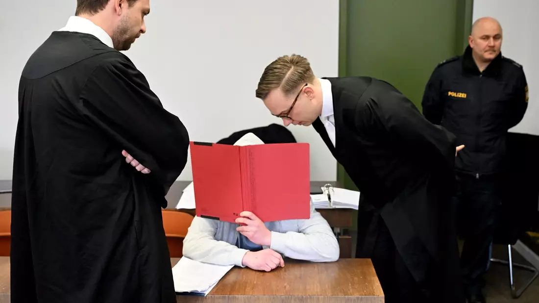 Der Angeklagte mit seinen Anwälten. (Archivbild) - Bild: Felix Hörhager/dpa