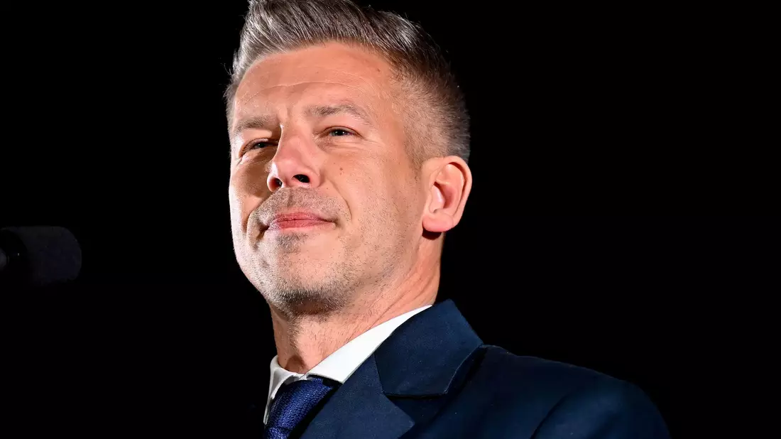 Ungarns künftiger Regierungschef Magyar will nach dem Amtsantritt die Propaganda-Maschinerie der Staatsmedien abstellen. (Archivbild) - Bild: Denes Erdos/AP/dpa