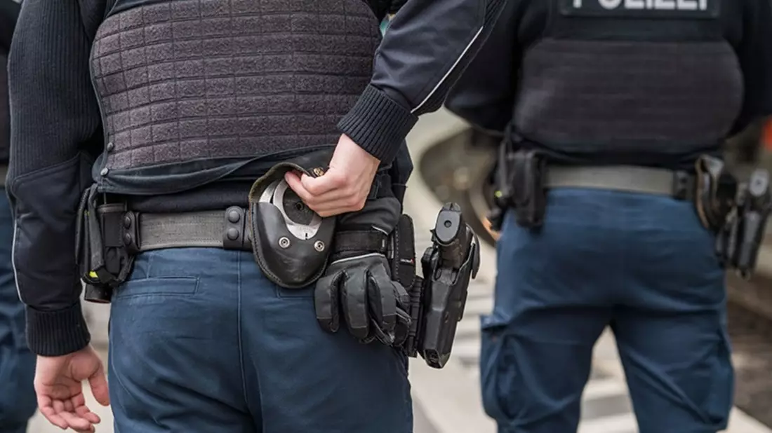 BPOLI EF: Mann wird mit zwei Haftbefehlen gesucht - am Hauptbahnhof klicken die Handschellen - Bild: presseportal.de