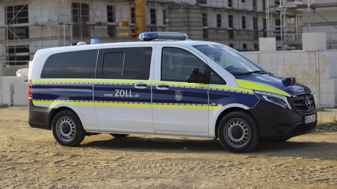 HZA-KR: Zoll-Kontrolle auf Baustelle in Krefeld: Fluchtversuch scheitert - fünf Männer festgenommen - Bild: presseportal.de