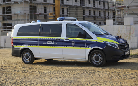 HZA-KR: Zoll-Kontrolle auf Baustelle in Krefeld: Fluchtversuch scheitert - fünf Männer festgenommen - Foto: presseportal.de