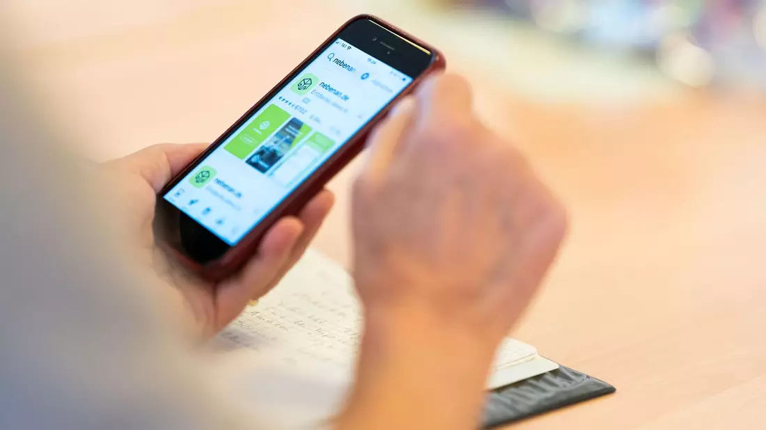 Ein etwas älteres Smartphone-Modell, noch voll funktionsfähig - was passiert damit, wenn die Nutzerin ein neueres Modell bekommt? - Bild: Lukas Barth/dpa
