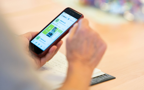 Ein etwas älteres Smartphone-Modell, noch voll funktionsfähig - was passiert damit, wenn die Nutzerin ein neueres Modell bekommt? - Foto: Lukas Barth/dpa