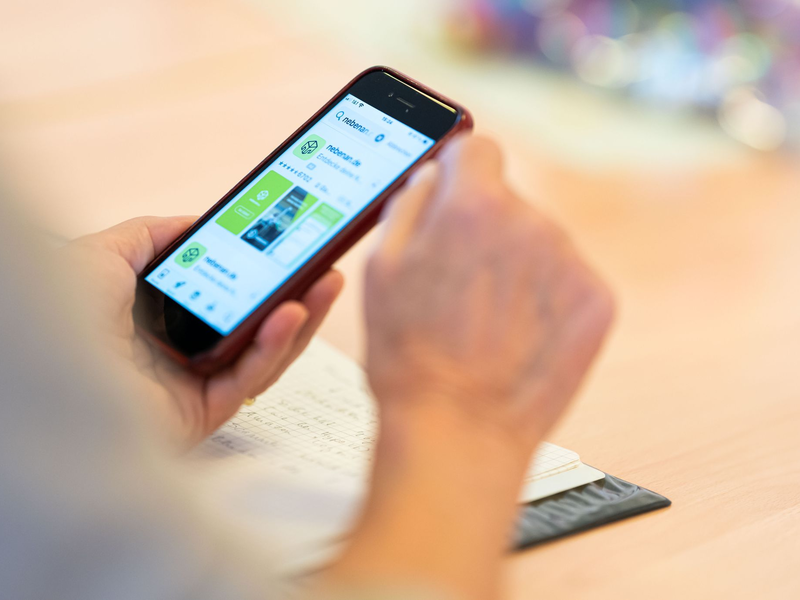Ein etwas älteres Smartphone-Modell, noch voll funktionsfähig - was passiert damit, wenn die Nutzerin ein neueres Modell bekommt? - Foto: Lukas Barth/dpa