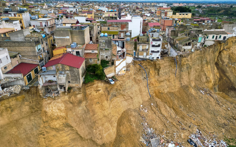 Der Erdrutsch hatte Ende Januar die 25.000-Einwohner-Stadt Niscemi im Süden Siziliens getroffen. (Archivfoto) - Foto: Stefano Gattordo/LaPresse/AP/dpa Der Erdrutsch hatte Ende Januar die 25.000-Einwohner-Stadt Niscemi im Süden Siziliens getroffen. (Archivfoto) - Foto: Stefano Gattordo/LaPresse/AP/dpa
