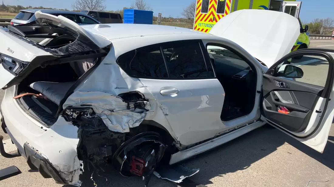 POL-CUX: Verkehrsunfall auf der BAB27 - eine Person leicht verletzt, hoher Sachschaden, mehrstündige Vollsperrung (Foto im Anhang) - Bild: presseportal.de