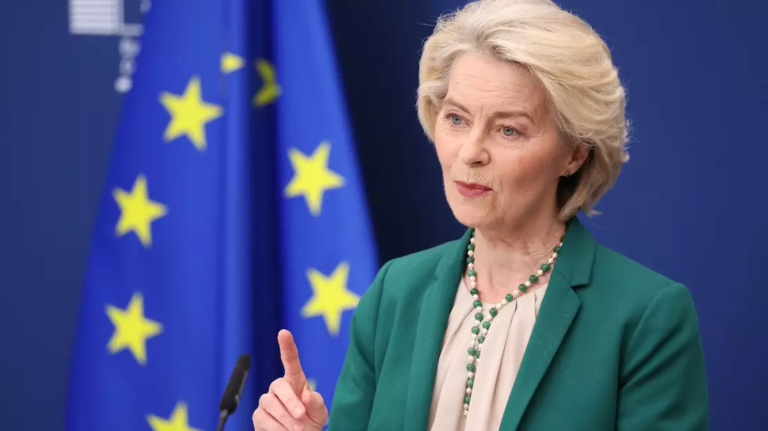 EU-Kommissionspräsidentin Ursula von der Leyen ruft Deutschland und andere Mitgliedstaaten zur Nutzung der App auf.  - Bild: Omar Havana/AP/dpa