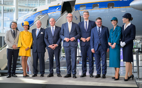 Gruppenbild mit Kanzler: Merz (Mitte) besucht die Lufthansa zum Jubiläum  - Foto: Hannes P. Albert/dpa