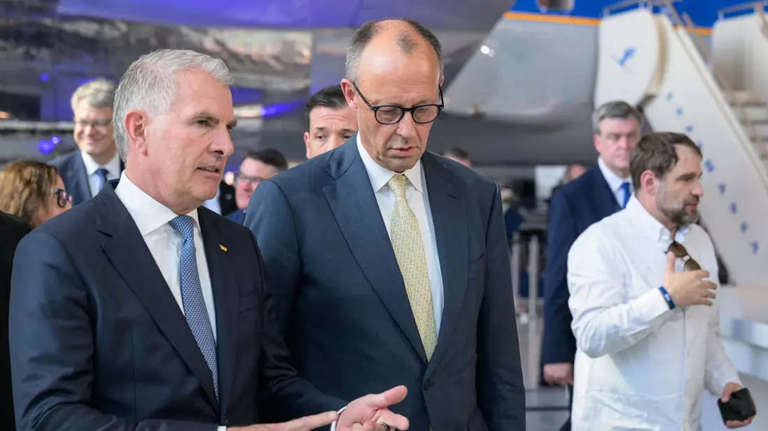 Carsten Spohr (links) und Kanzler Merz beim Jubiläum der Lufthansa - Bild: Hannes P. Albert/dpa