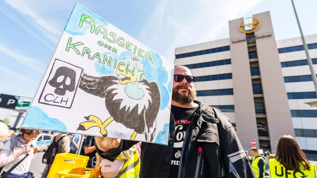 Proteste von Beschäftigten begleiten das Lufthansa-Jubiläum - Bild: Andreas Arnold/dpa