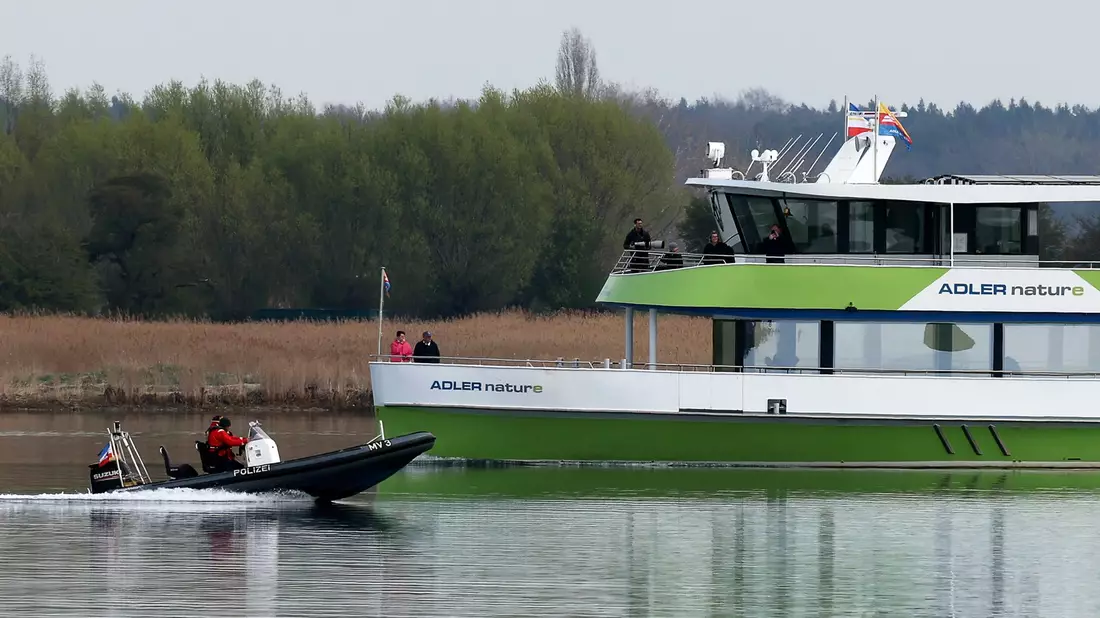 Die Wasserschutzpolizei begleitet teils ein Ausflugsschiff, von dem am Wochenende eine Frau gesprungen war. Die Polizei hatte sie in der Nähe des Wals aus dem Wasser geholt. - Bild: Bernd Wüstneck/dpa