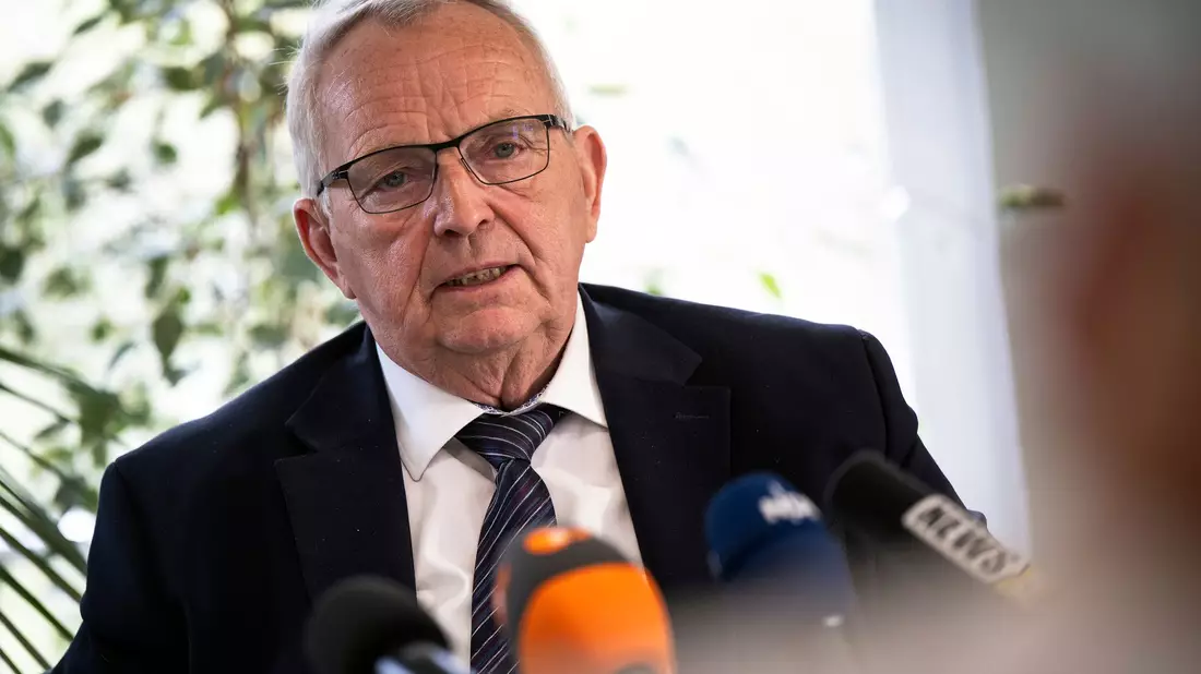 Backhaus hat grünes Licht für den Rettungsversuch einer privaten Initiative für den bei Wismar gestrandeten Buckelwal gegeben. - Bild: Philip Dulian/dpa