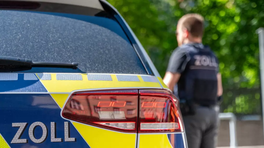 Mit Hunderten Einsatzkräften gab es eine Großaktion von Polizei und Zoll. (Symbolbild) - Bild: Leonie Asendorpf/dpa