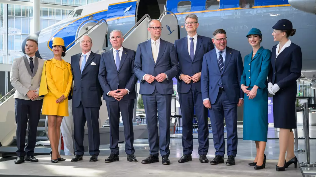 Gruppenbild mit Kanzler: Merz (Mitte) besucht die Lufthansa zum Jubiläum. - Bild: Hannes P. Albert/dpa