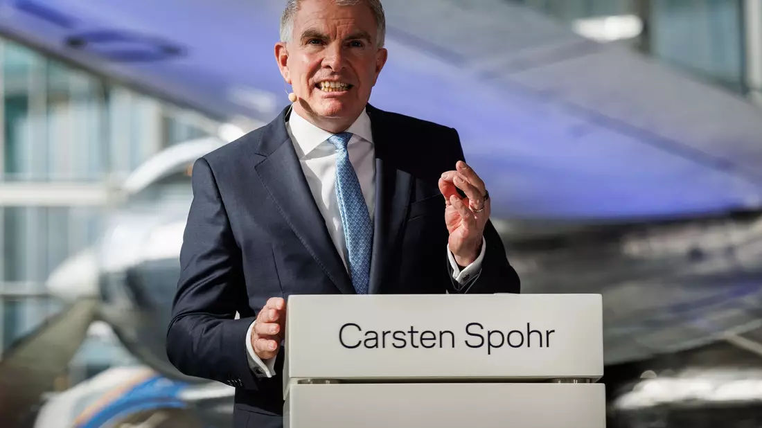 Lufthansa-Chef Carsten Spohr steht zum Streik entschlossenen Piloten und Flugbegleitern entgegen. - Bild: Hannes P. Albert/dpa