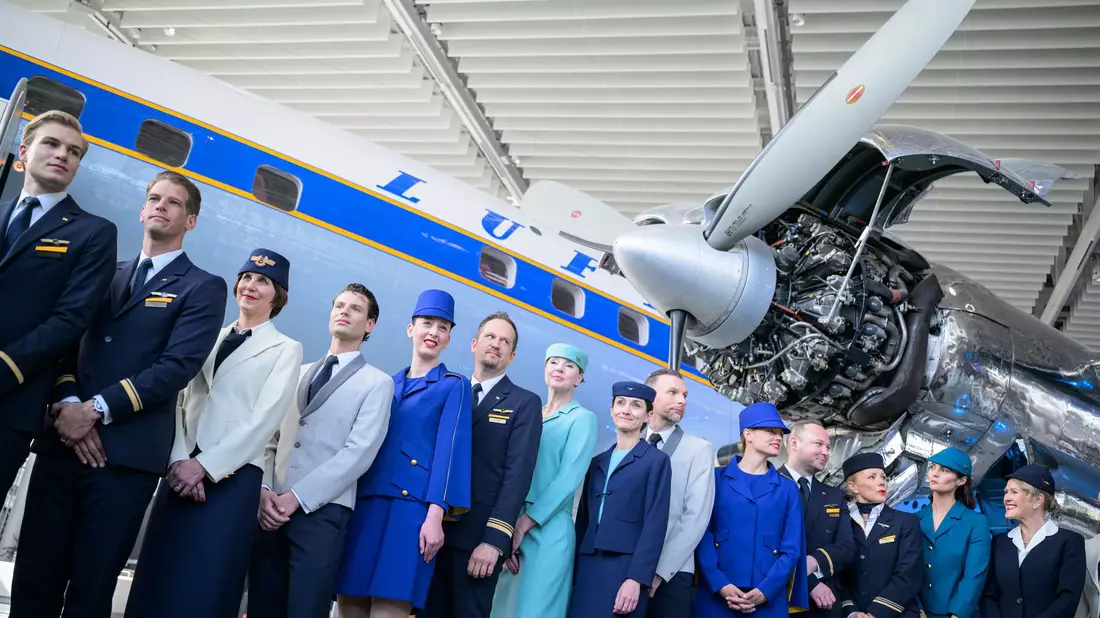 Zum Jubiläum angetreten: Die historischen Uniformen zeigen den Wandel der Moden in der Luftfahrt. - Bild: Hannes P. Albert/dpa