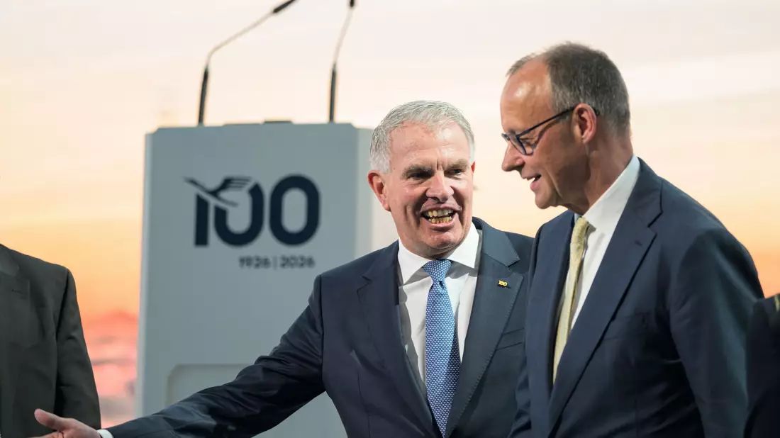 Carsten Spohr (links) und Kanzler Merz beim Jubiläum der Lufthansa - Bild: Hannes P. Albert/dpa
