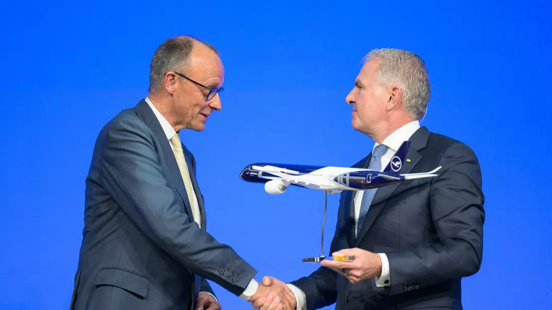 Kanzler Merz und Lufthansa-Chef Spohr.   - Bild: Hannes P. Albert/dpa