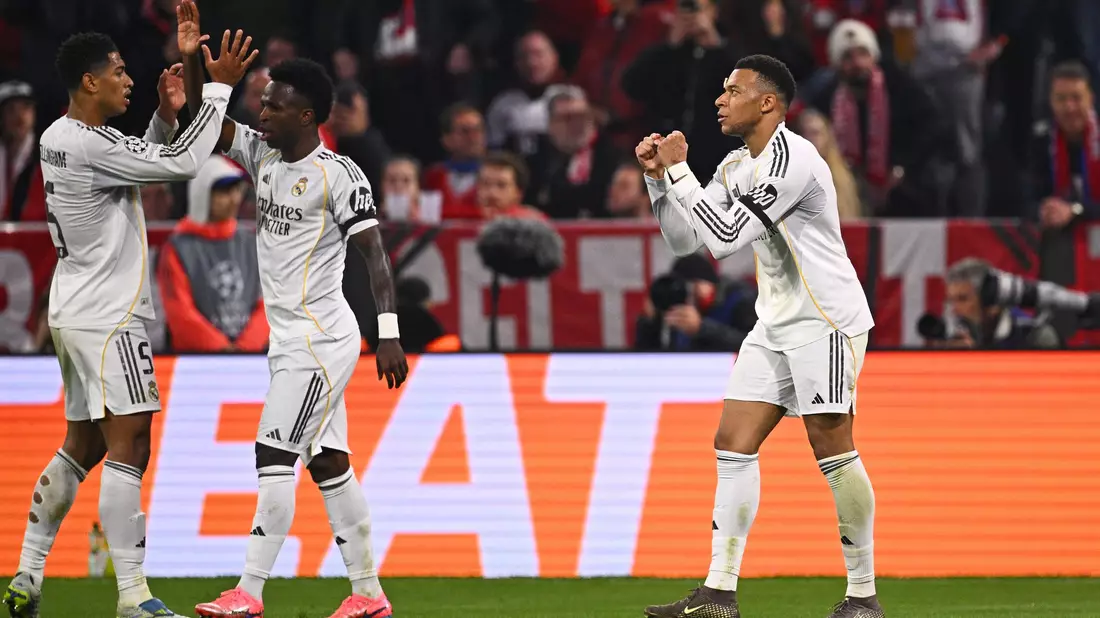 Reals Stürmerstar Kylian Mbappé jubelt mit Vinícius Júnior und Jude Bellingham (vr) nach seinem Tor zum 3:2.
 - Bild: Tom Weller/dpa