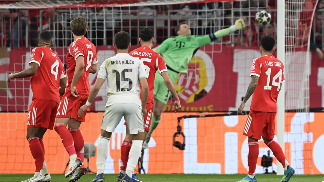 Dran mit der Hand - und doch ist der Ball drin: Manuel Neuer ist hilflos beim 1:2. - Bild: Sven Hoppe/dpa